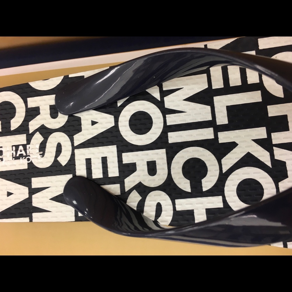 💙Michael Kors Navy Thong Flips💙🩴🩴 - Picture 2 of 5